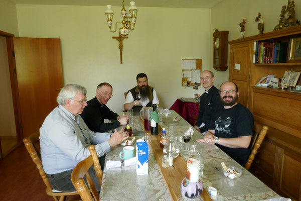 Beim Mittagessen mit dem Bischof (Mitte) und den Priestern