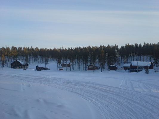 Der verschneite See in Kiruna mit unserer Unterkunft