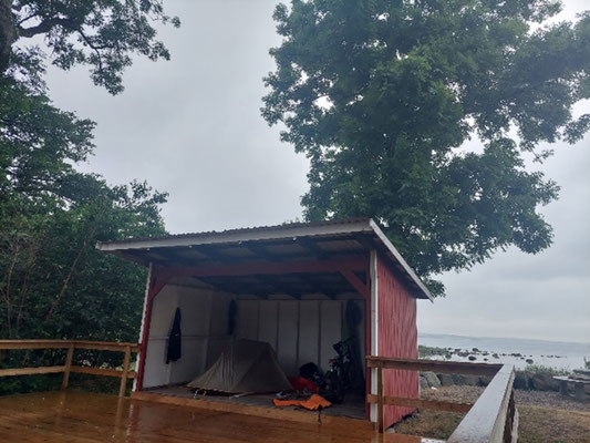 Letzte Nacht in Schweden mit Regen, aber dafür in einem Vindskydd am Meer. 