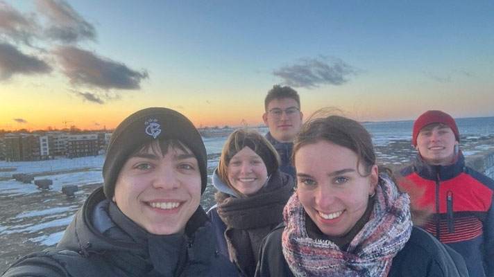 Sonnenuntergänge in Tallinn mit den Bergen-Praktikant:innen und Jule genossen. (Foto: Moritz)