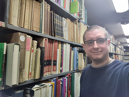 Die Klosterbibliothek mit mehreren tausend Bänden