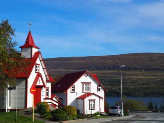 Kirche und Pfarrhaus in Akureyri  (Foto: Franziska Klöpffer)