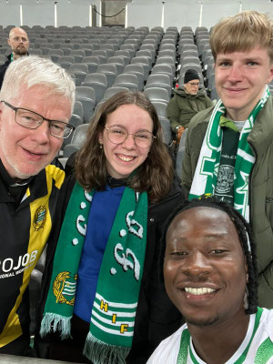 Mit Pater Fred beim Hammarbyspiel. (Foto: Elohim Kaboré)
