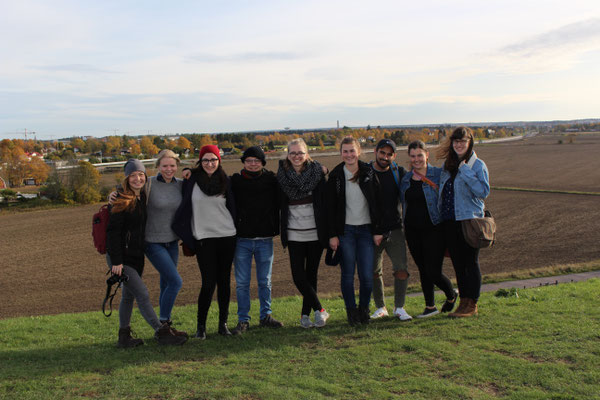 Auf einem der Grabhügel in Gamla Uppsala: Pia Wittek, Elisabeth Schwake, Studentin Barbara Nick, Marius Retka, Magdalena Kollbeck, Miriam Schmelz und drei Austauschstudenten aus den USA