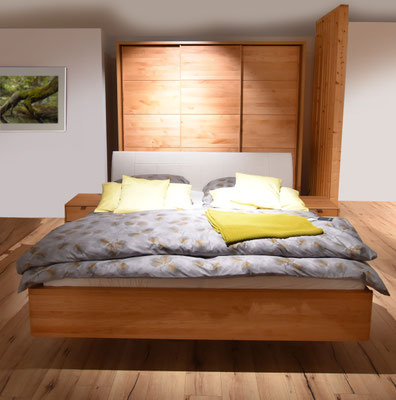 Modernes Schlafzimmer mit Holzbett, gepolstertem Kopfteil und Schiebetürenschrank aus Holz.