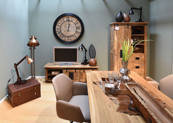 Rustikales Esszimmer mit großem Holztisch, Stuhl, TV-Möbeln, großer Holzuhr und Lampen.