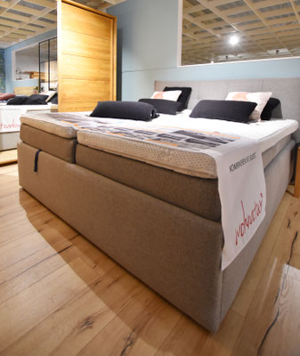 Boxspringbett mit 2 Matratzen und Topper sowie vielen Kissen zum Probeliegen.