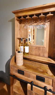  Hölzerner Schrank im Bartresen-Stil mit Weinglashalterung, Spiegel und Flaschen, im Fokus auf der Ablage.