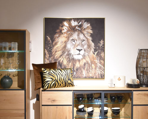  Gemälde eines Löwen mit goldbrauner Mähne, gerahmt und über einem Holzschrank mit Geschirr.