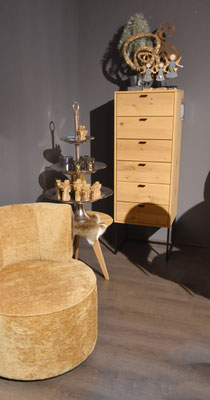 Weihnachtsdekoration auf einer Kommode mit Holzengeln und einer stilisierten goldenenVerzierung.