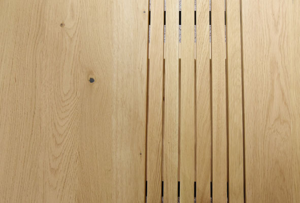 Helle Eichenholzplatte, rechts Lamellen, die eine Fuge aufweisen.