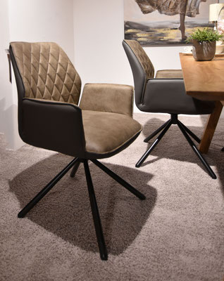 Zwei moderne Esszimmerstühle mit rautenförmiger Steppung, braunem Wildleder und schwarzem Kunstleder.