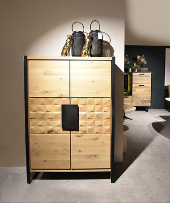Holzschrank mit vier Türen und schwarzem Metallrahmen. Die mittleren Türen haben ein 3D-Muster.