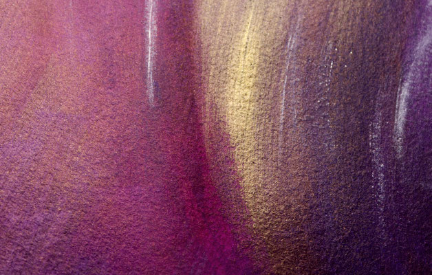 Detailansicht zu "Neue Geburt" mit schimmernder goldener Perlfarbe und silbernem Glitzer