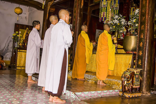 Mönche im Mausoleum von Tu Duc, Hue, Vietnam, Asien 
