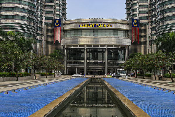 Eingang zu den Petronas Twin Towers, Kuala Lumpur, Malaysia, Asien