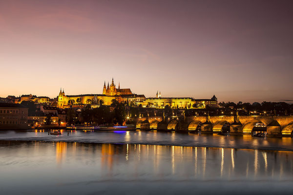 Karlsbrücke mit Prager Burg und St.-Veits-Dom am Abend, Prag, Tschechische Republik, Europa
