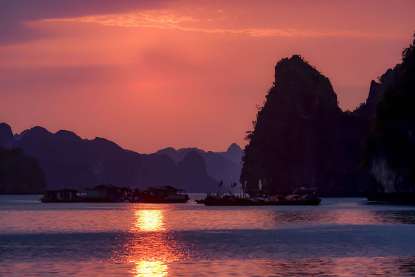 Sonnenuntergang in der Halong-Bucht, Vietnam, Asien