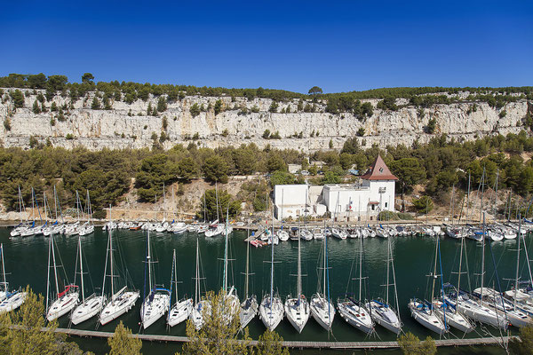 Segelboote im Hafen von Calanque de Port Miou, Parc National des Calanques, Cassis, Bouches-du-Rhone, Provence-Alpes-Côte d’Azur,Nationalpark,Felsenbucht, Südfrankreich, Frankreich, Europa