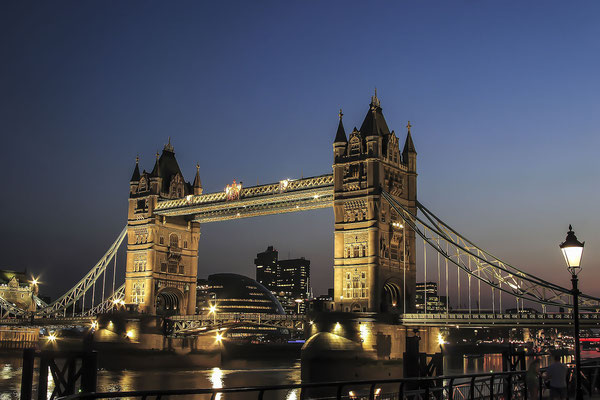 Beleuchtete Tower Bridge über die Themse am Abend, London, England, Vereinigtes Königreich, Europa