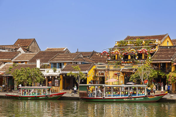 Blick über den Thu Bon Fluss auf die historische Altstadt, Hoi An, Vietnam, VietNam, Asien