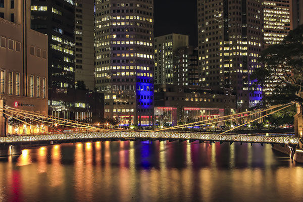 Blick über die Cavenagh-bridge auf das Finanzzentrum Singapur,Singapore,Asien