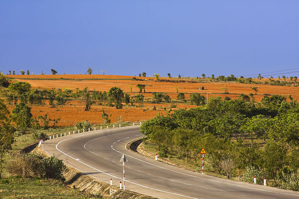 Landschaft mit Strassenverlauf bei Mui Ne, Vietnam, Asien