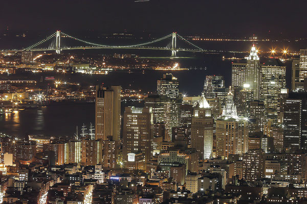 Nachtaufnahme vom Empire State building, Skyline New York bei Nacht,im Hintergrund die Brooklyn bridge, New York City,USA