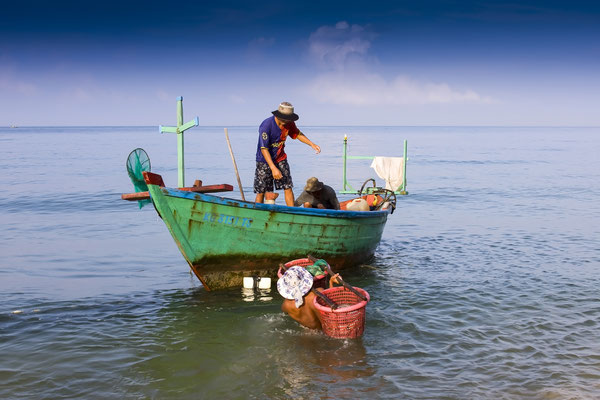 Vietnamesische Fischer bringen Ihbr  Netz zum Fischen aus, Phu Quoc, Vietnam ,asia