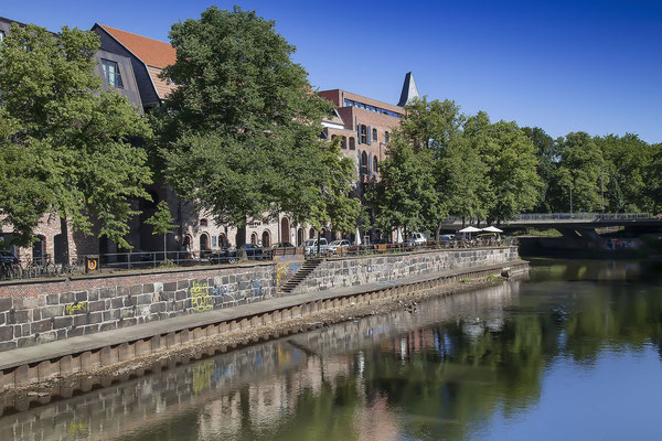 Uferpromenade an der Ilmenau in der Altstadt von Lüneburg, Deutschland