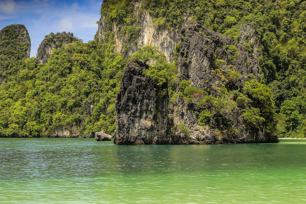 Erodierte überwucherte Kalksteinfelsen in der Phang Nga Bay, Ao Phang Nga Marine National Park, Thailand