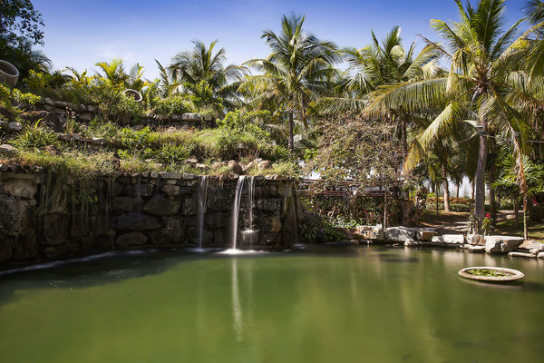Kleine künstliche Wasserfallanlage im Hotelresort Sea Link, Mui Ne, in der Nähe von Phan Thiet, Vietnam, Asien