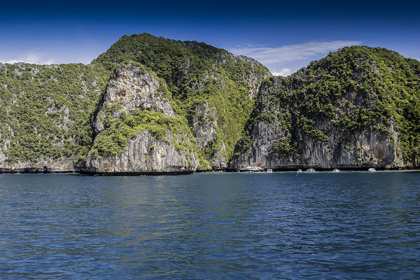 Erodierte überwucherte Kalksteinfelsen in der Bucht von Phang Nga, Ao Phang Nga Marine National Park, Thailand,Asien