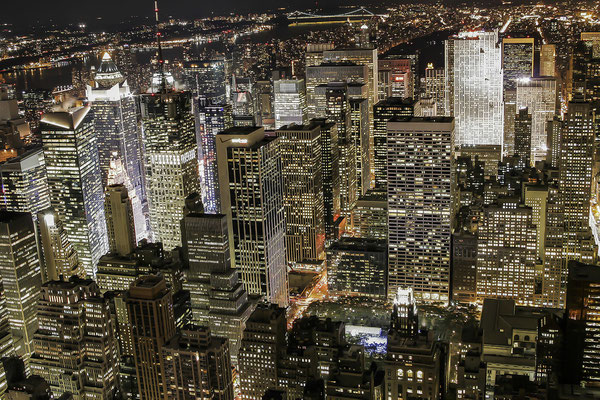 Nachtaufnahme vom Empire State building, Skyline New York bei Nacht,im Hintergrund die Brooklyn bridge, New York City,USA