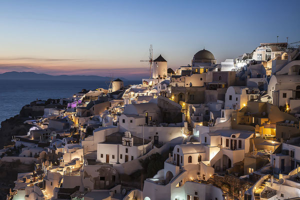Blick auf Oia, Windmühlen im Sonnenuntergang, Abendstimmung, Kykladen, Santorini, Griechenland, Europa