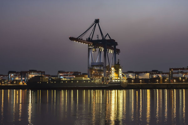 Ein  Containerschiff wird in der Abenddämmerung am Containerterminal Altenwerder im Hamburger Hafen beladen,Hamburg,Deutschland,Europa