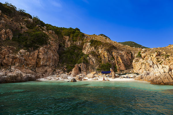 Bucht von Mui Ca Heo, Touristen schwimmen und Schnorcheln, Vinh Hy, Provinz Ninh Thuan, Vietnam, Asien
