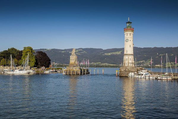 New Lindau lighthouse and Bavarian lion at the harbour entrance, harbour, Lindau island, Lindau on Lake Constance, Lake Constance region, Swabia, Germany, Europe