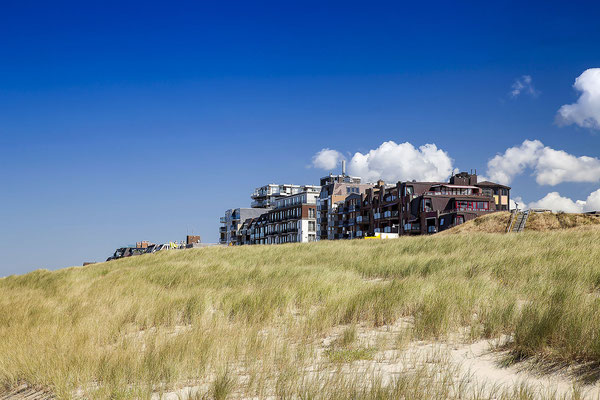 Hotelresort in der Dünenlandschaft am Strand von Egmond, Holland, Niederlande,Europa