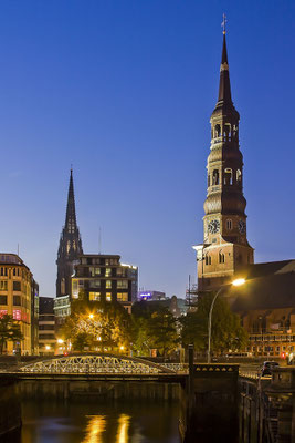  Hamburger Speicherstadt, Nachtszene am Abend, St. Katharinenkirche, Hamburg, Deutschland, Europa