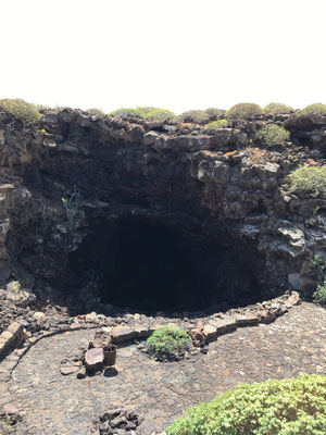 cueva-de-los-verdes-eingang