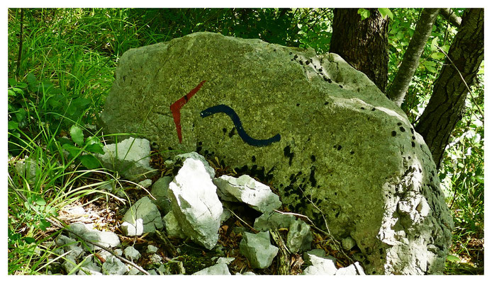 Un segno sulla pietra che indica la direzione per il torrente