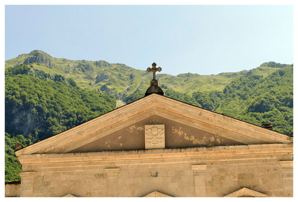 La guglia della chiesa con la cornice delle "Finestre" di "Torretta Paradiso"