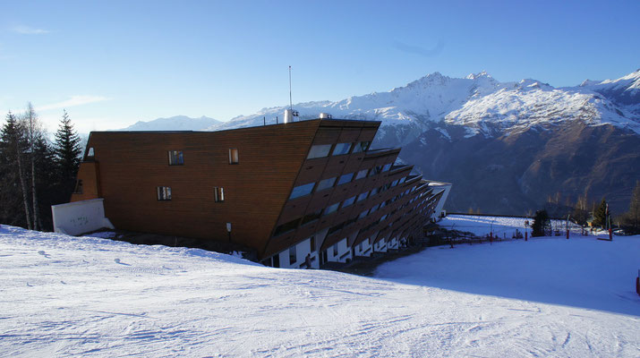 Charlotte Perriand,Arcs 1600,Location ,Résidence cascade,Perriand les arcs,シャルロットペリアン レ・ザルクスキーリゾー,メリベル,Perriand meribel,Modernisme,Perriand applique,Corbusier,pierre jeanneret,Porte ventilée,Architecture mid century modern,Expérience architecturale,代表作,宿泊