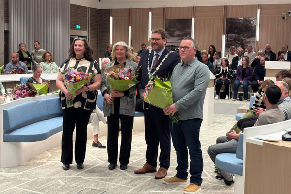 Ester Leibbrand, Joke van Ruitenbeek en Dennis de Vries na de beëdiging met de burgemeester.