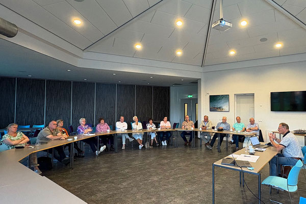 Overzicht van de ALV in de Exoduszaal van De Brink