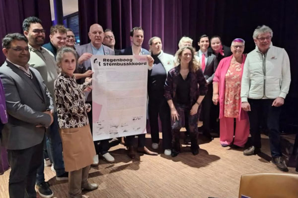 De groepsfoto met alle ondertekenaars.