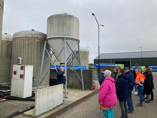 Buiten, bij de silo's die de wagens heel snel kunnen vullen