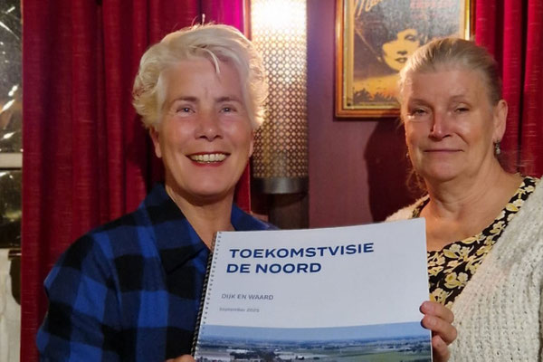 Rina Zwemmer en Joke van ruitenbeek tonen de Toekomstvisie 'De Noord'.