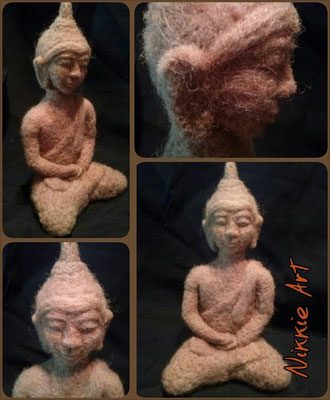 Deze Boeddha is 20 cm hoog, en geheel genaaldvilt met zelfgewassen- en geverfde wol.